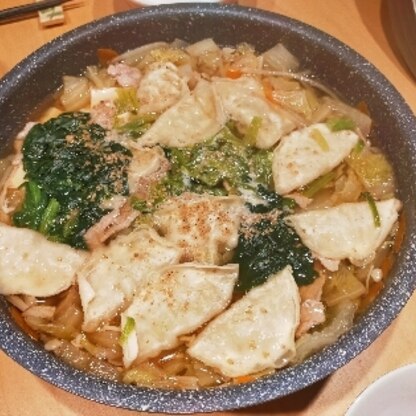 モツが食べれないので豚肉と餃子ですが…スープが絶妙な配合で美味しかったです☆野菜もたっぷり摂れました！